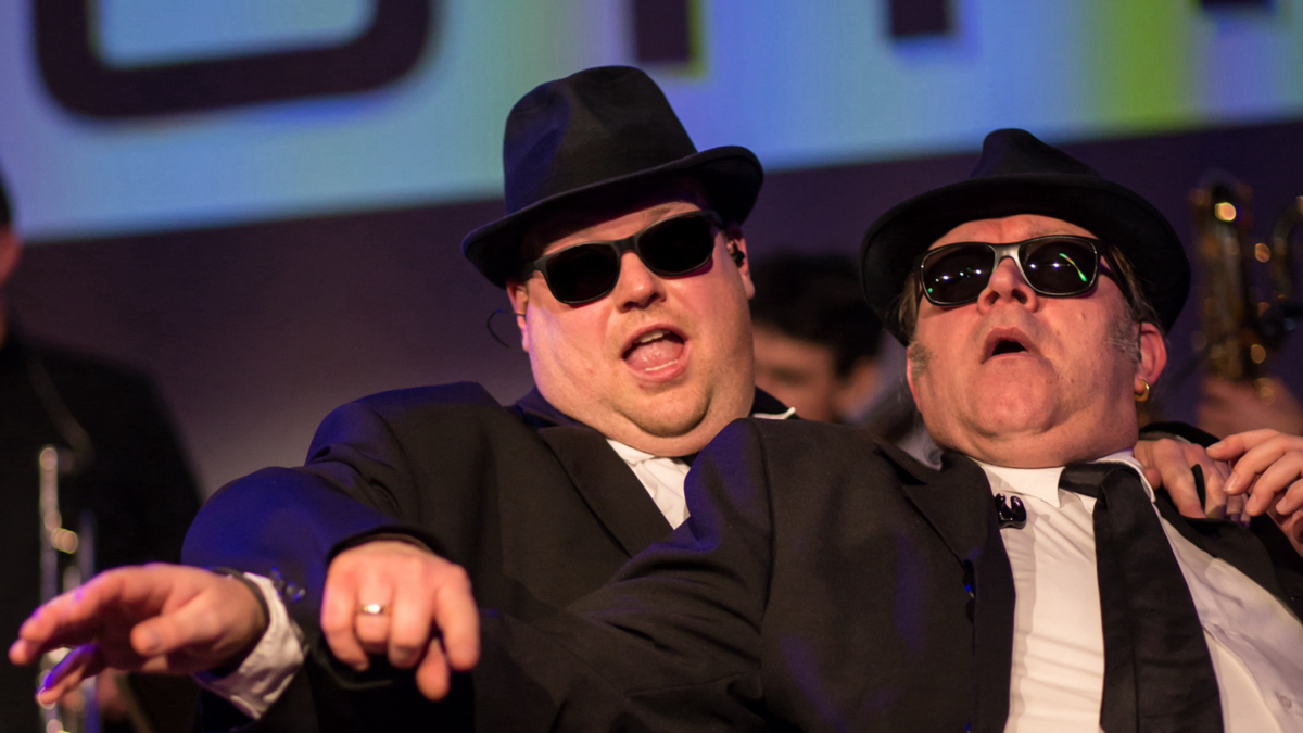 Die beiden Frontmänner der Band BUL's Brothers stehen, als Blues Brothers Double, auf der Bühne.
