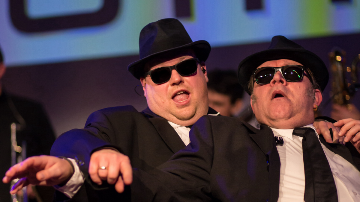 Die beiden Frontmnner der Band BUL's Brothers stehen, als Blues Brothers Double, auf der Bhne.