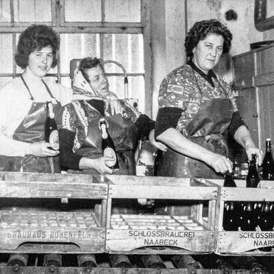 Bild vergrößern: Drei Frauen bei der Arbeit in einer Brauerei.