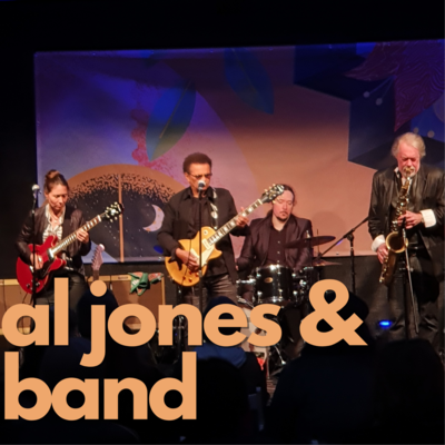 Orangene Schrift auf Foto "Al Jones & Band". Im Hintergrund ist die Musikgruppe auf der Open-Air Bühne des Come Together Festivales 2021.