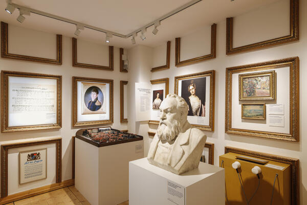 Innenansicht des Stadtmuseums Schwandorf. Im Vordergrund steht eine wei&szlig;e B&uuml;ste von Konrad Max Kunz 