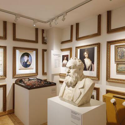 Innenansicht des Stadtmuseums Schwandorf. Im Vordergrund steht eine wei&szlig;e B&uuml;ste von Konrad Max Kunz 