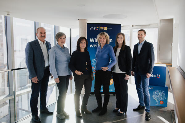 Bild vergrößern: Das Team der Volkshochschule steht vor einem vhs-Banner. Von links nach rechts: Franz-Xaver Huber, Christine Maier, Petra Bruckner, Doris Kruschina, Sabrina Reiner, André Meidenbauer