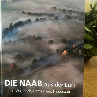 Bild vergrößern: Die Naab aus der Luft mit Waldnaab, Fichtelnaab, Haidenaab - 29,95 € 

Der Bildband bietet neue ungewohnte Perspektiven, insbesondere wenn Bilder Emotionen transportieren sollen.