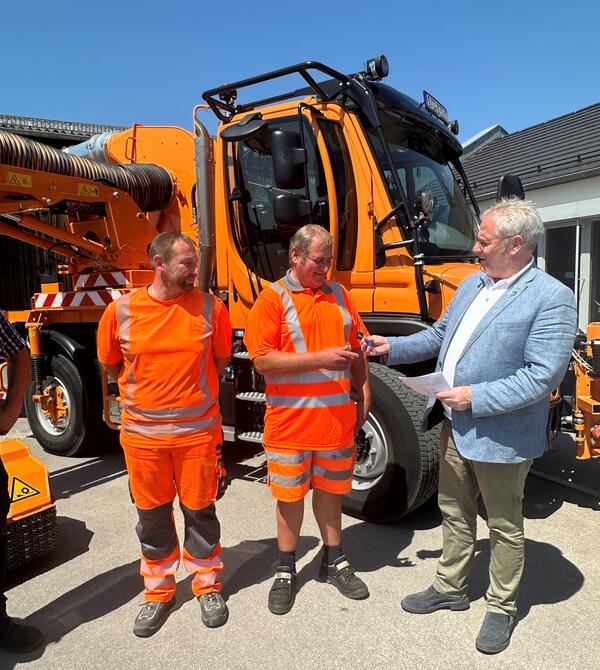 Bild vergrößern: Neuer Unimog verstrkt den Fuhrpark des Stdtischen Bauhofs