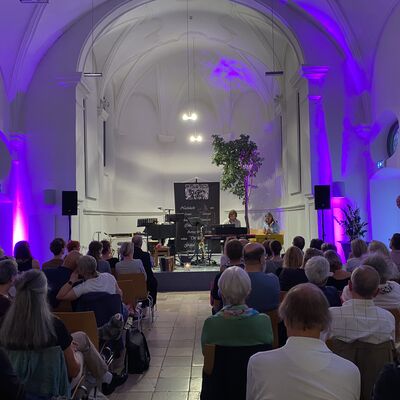 Das Publikum in der Schwandorfer Spitalkirche lauscht dem Duo "JoCy", bestehend aus Johannes Breu am Piano und Cyrus Saleki an der Gitarre.