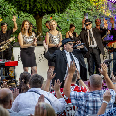 Die Band "BULs Brothers" animiert das Publikum dazu die Hände zu heben.