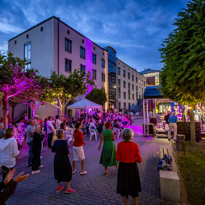 Tanzendes Publikum beim Auftritt der Band BULs Brothers beim Schwandorfer Kultursommer im Spitalgarten.