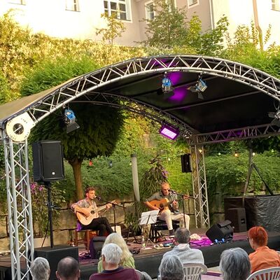 Das Duo "Father & Son" bestehend aus den Musikern Hans und Christoph Meier, beide mit Akustikgitarren auf der Bühne des Schwandorfer Kultursommers im Spitalgarten