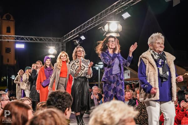 7 Models jeden Alters auf dem Laufsteg