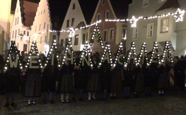 Der Verein steht mit den Buchstaben "WEIHNACHTEN" in einer Reihe. Die Buchstaben sind beleuchtet