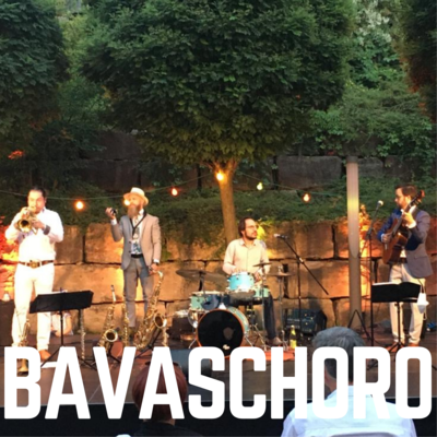 Der Bandname "Bavaschoro" ist in weißen Druckbuchstaben auf dem Foto zu sehen. Im Hintergrund ist die Musikgruppe Bavaschoro auf der Open-Air Bühne des Kultursommer 2020 zu sehen.