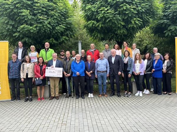 Bild vergrößern: Spendenbergabe Charitylauf 2024