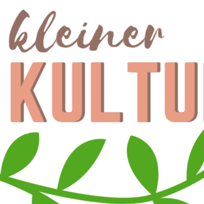 Grafik: 
1. Teil der Grafik: Braune und rosa Schrift auf weißem Hintergrund: "Kultursommer im Spitalgarten 2020". Im Hintergrund sind grüne Blättergrafiken.