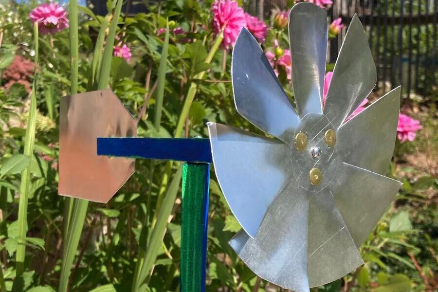 Bild vergrößern: Windrad im Garten