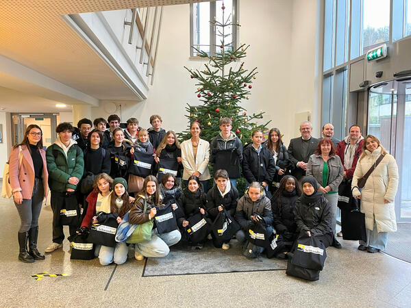 Oberbürgermeister Andreas Feller (5. v. r.) heißte die Schüler aus Libourne im Schwandorfer Rathaus herzlich willkommen. 