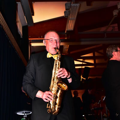 Foto einer Person, die Saxophon spielt.