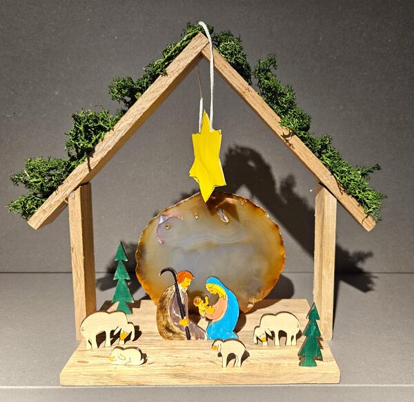 Krippe aus Holz und Edelsteinen