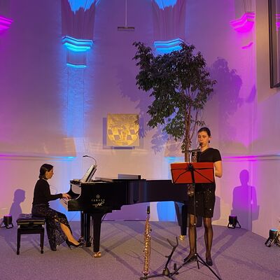 Das Duo Millefleurs, bestehend aus den Musikerinnen Nestan Heberger am Flügel sitzend und Sarah Kober am Saxophon.