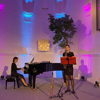 Das Duo Millefleurs, bestehend aus den Musikerinnen Nestan Heberger am Flügel sitzend und Sarah Kober am Saxophon.
