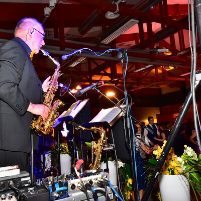 Foto eines Saxophonspielers auf einer Bühne.