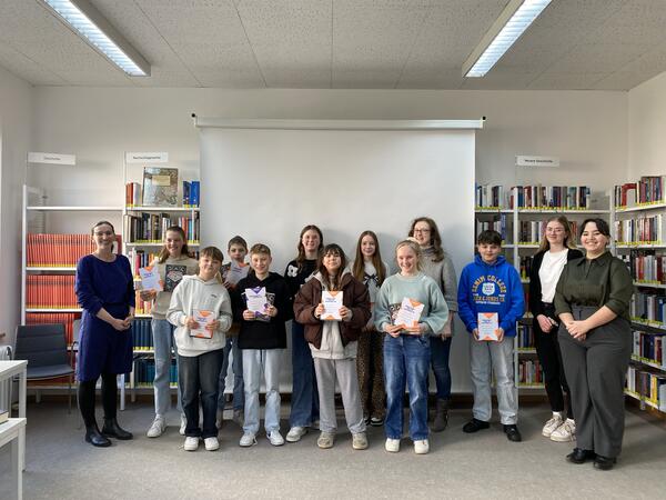 Gruppenfoto der Schuler und den Mitarbeitern der Stadtbibliothek