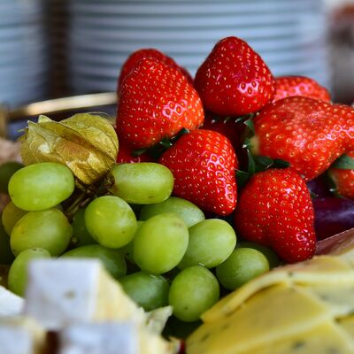 Nahaufnahme von Trauben, Erdbeeren, Physalis und Kse.