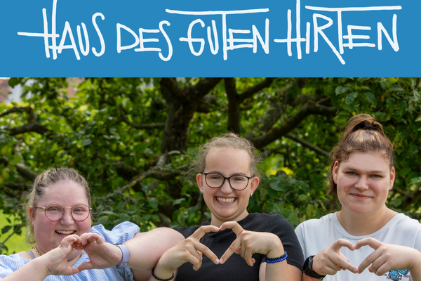 Drei Mädels formen mit den Fingern jeweils ein Herz in die Kamera