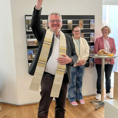 Bild vergrößern: Segnung Tourismusbro