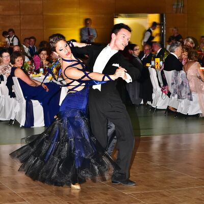 Foto: Ein Show-Tänzerpaar tanzt Tango auf der Tanzfläche des Stadtballs.