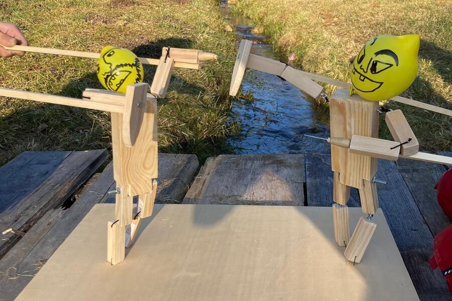 Bild vergrößern: Holzspielzug aus zwei Figuren mit einem Ballon auf dem Kopf