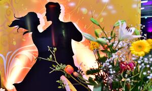 Bild vergrößern: Foto von einem festlichen Blumenstrauß. Im Hintergrund ist das Logo des Schwandorfer Stadtballs.