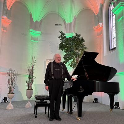 Bild vergrößern: Der Pianist Kurt Seibert verneigt sich vor dem Publikum.
