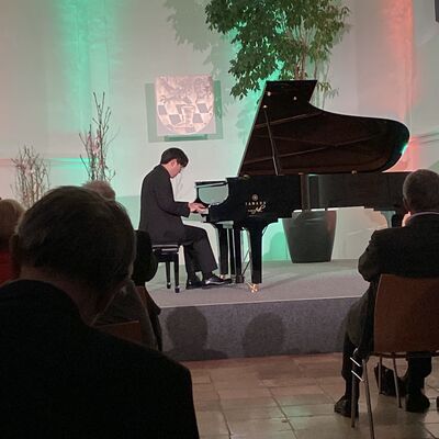 Bild vergrößern: Der Pianist Uram Kim sitzt am Flügel der Spitalkirche und gibt ein Konzert.
