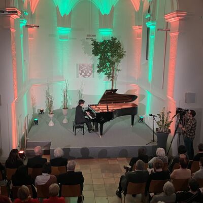 Bild vergrößern: Blick von der Empore auf die Bühne der Spitalkirche. Der Pianist Uram Kim sitzt am Flügel und gibt ein Konzert.