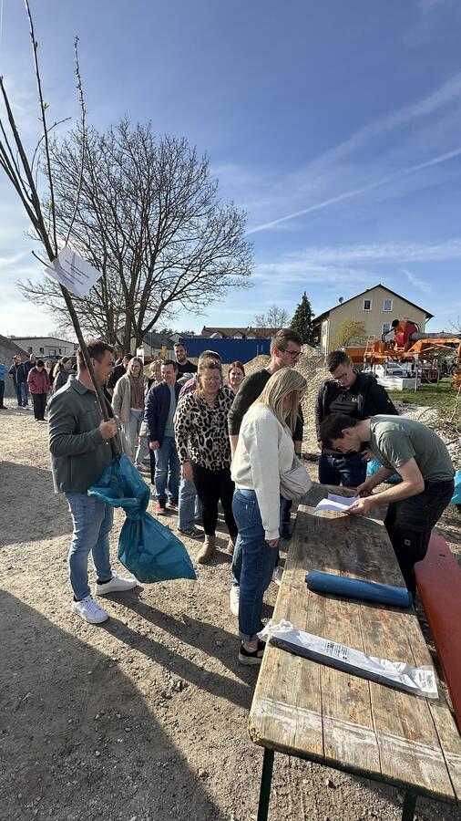 Bild vergrößern: 20250411_Obstbaumaktion_Stadt_SAD_Foto Lara Schmaus