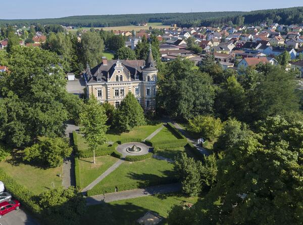 Bild vergr&ouml;&szlig;ern: Luftaufnahme vom Oberpf&auml;lzer K&uuml;nstlerhaus und seinem Garten