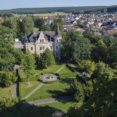 Bild vergrößern: Luftaufnahme vom Oberpfälzer Künstlerhaus und seinem Garten
