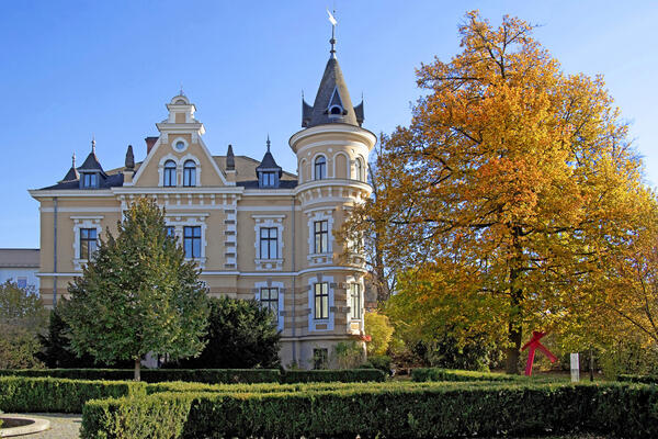 Foto von der Kebbelvilla, ein Gründerzeitbaut. Perspektive aus dem Park der Villa. 