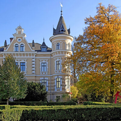Foto von der Kebbelvilla, ein Gr&uuml;nderzeitbaut. Perspektive aus dem Park der Villa. 
