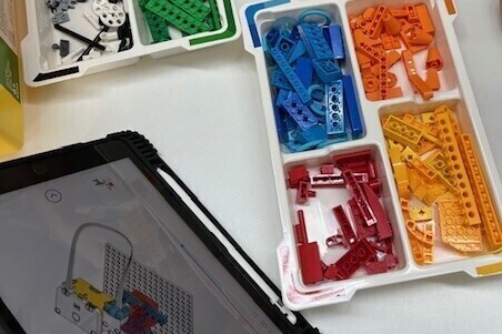 Legobauteile liegen auf einem Tisch