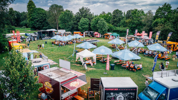 Das Bild zeigt das Festival von oben. Eine Luftaufnahme