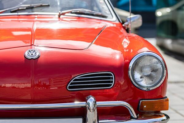 eine Nahaufnahme von einem roten Oldtimer-Auto