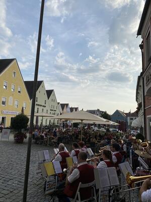Bild vergrößern: Eine Blaskapelle spielt auf dem oberen Marktplatz in Schwandorf