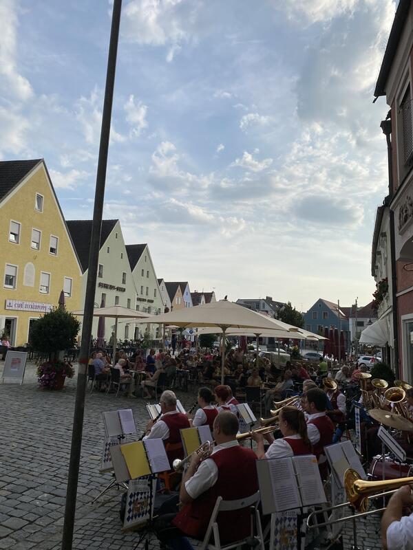 Bild vergr&ouml;&szlig;ern: Eine Blaskapelle spielt auf dem oberen Marktplatz in Schwandorf