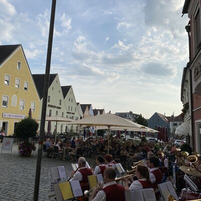 Eine Blaskapelle spielt auf dem oberen Marktplatz in Schwandorf 