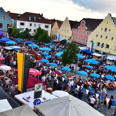 Bild vergrößern: Foto einer Menschenmenge auf dem Schwandorfer Markplatz.