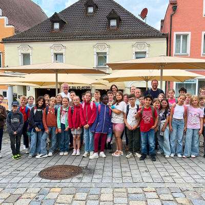Bild vergrößern: Eisessen_4. Klassen GS Ettmannsdorf_Foto_Andreas Hofmeister