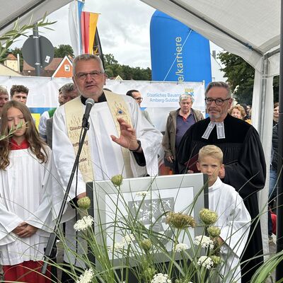 Bild vergrößern: Segnung der neuen Naabbrcken