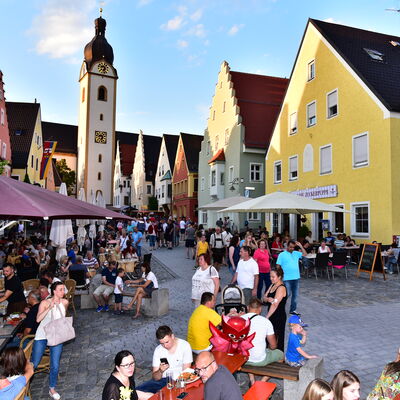 Bild vergrößern: Foto einer Menschenmenge auf dem Schwandorfer Markplatz.